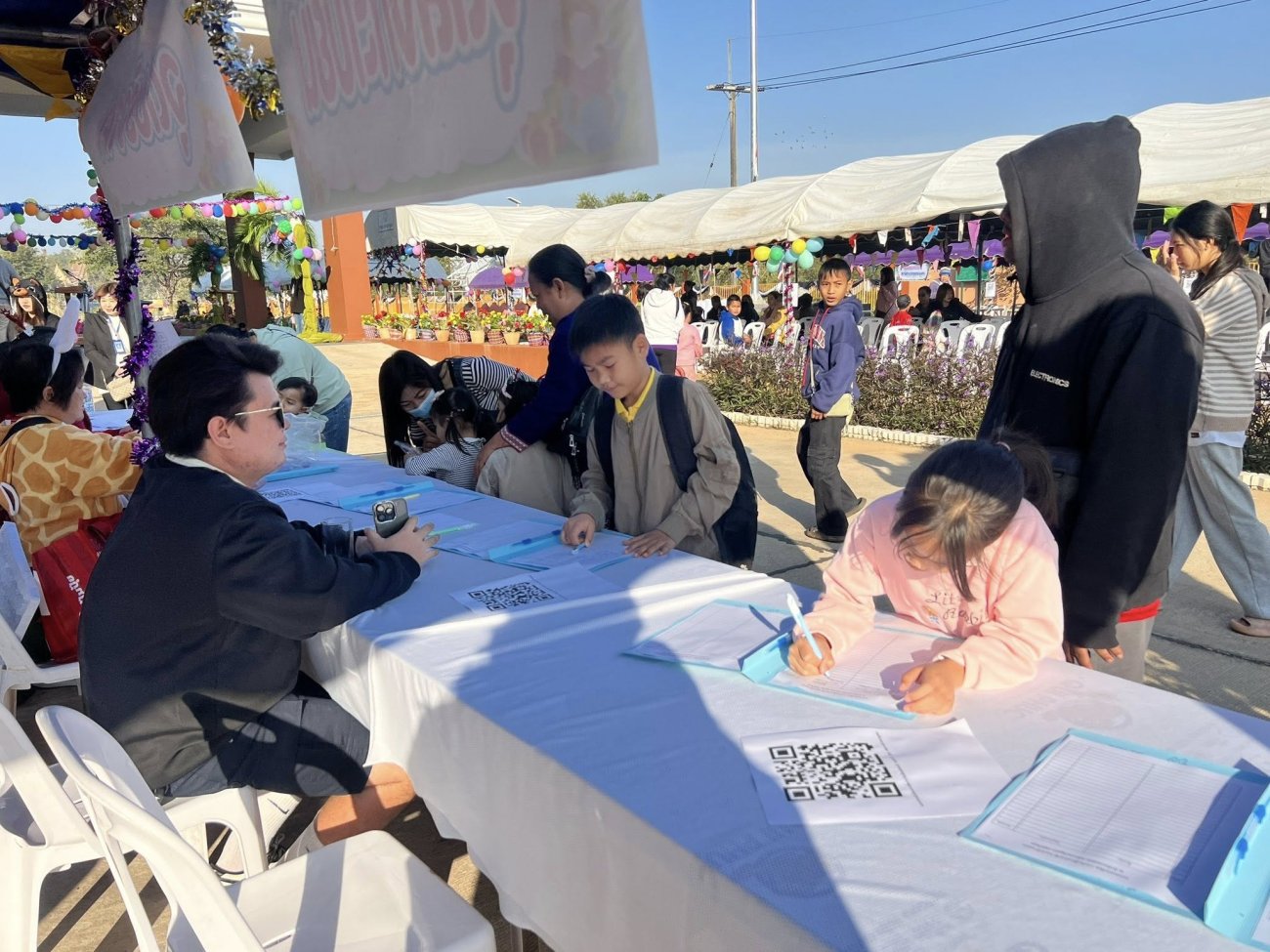 วันเสาร์ที่ 10 มกราคม 2569 เทศบาลตำบลเรณูนคร จัดกิจกรรมวันเด็กแห่งชาติประจำปี พ.ศ. 2569 โดย นายสุขสันติ วิเวก นายอำเภอเรณูนคร เป็นประธานกล่าวเปิดงานในครั้งนี้ พร้อมด้วย นางรัตนาภรณ์ คงพราหมณ์ นายกเทศมนตรีตำบลเรณูนคร คณะผู้บริหาร สภาเทศบาลตำบลเรณูนคร ท่านผู้มีเกียรติ หัวหน้าส่วนราชการ พนักงาน ลูกจ้างเทศบาลตำบลเรณูนคร คณะครู ประชาชนทั่วไป เเละหนูน้อย เยาวชน เข้าร่วมกิจกรรมในครั้งนี้ ณ บริเวณลานหน้าสำนักงานเทศบาลตำบลเรณูนคร(หลังใหม่)