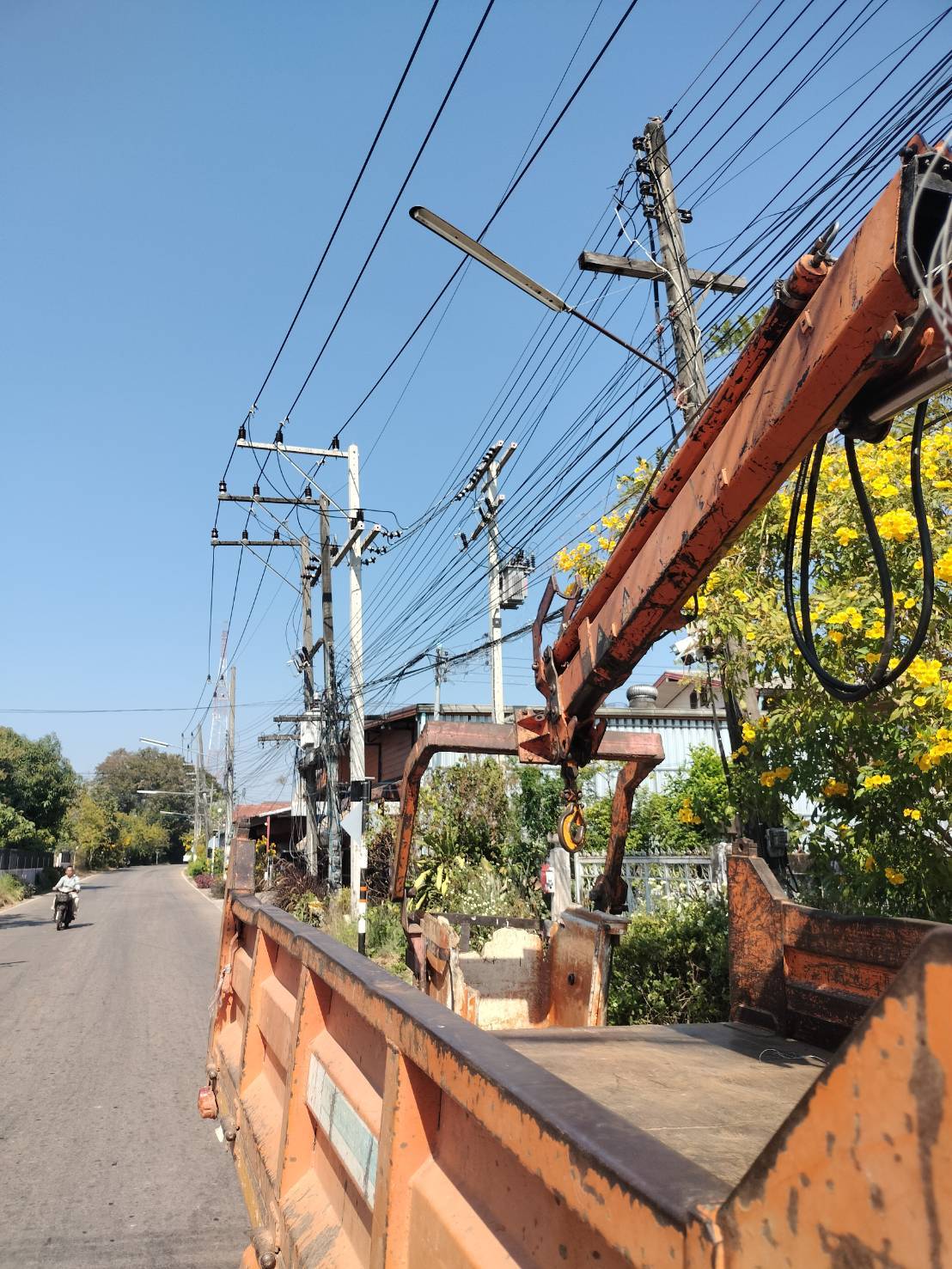 านบริการประชาชน  กองช่าง เทศบาลตำบลเรณูนคร วันอังคารที่ 13 มกราคม 2569   นางรัตนาภรณ์ คงพราหมณ์ นายกเทศมนตรีตำบลเรณูนคร มอบหมายให้เจ้าหน้าที่กองช่างเทศบาลตำบลเรณูนคร ดำเนินการซ่อมแซมไฟฟ้า ถนนสาธารณะในเขตเทศบาลตำบลเรณูนคร