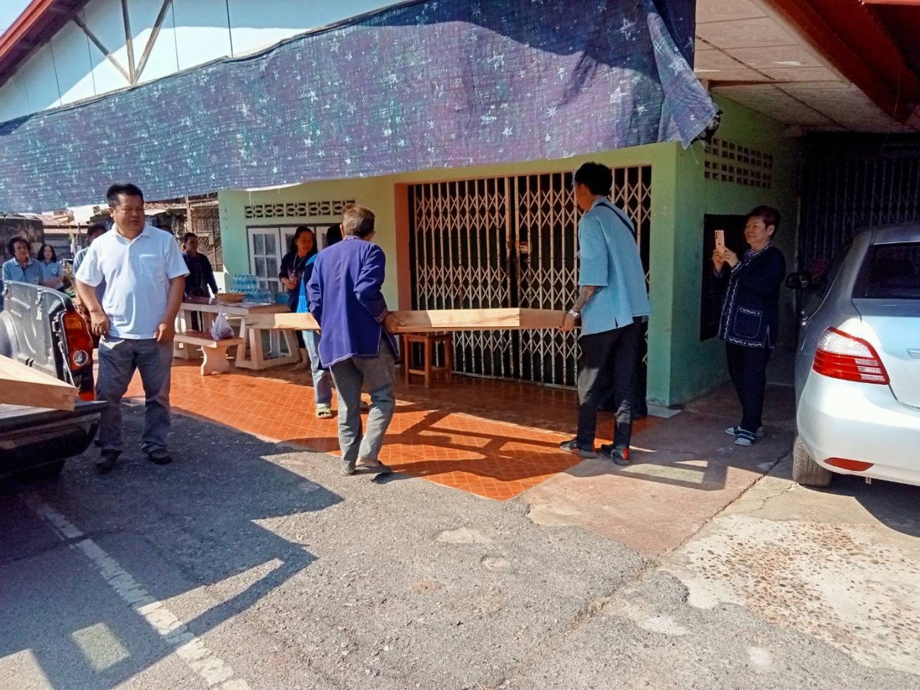 วันศุกร์ที่ 16 มกราคม 2569  นางรัตนาภรณ์ คงพราหมณ์ นายกเทศมนตรีตำบลเรณูนคร  นายนิวชน  บัวสาย รองนายกเทศมนตรีตำบลเรณูนครและเจ้าหน้าที่เทศบาลตำบลเรณูนครมอบวัสดุอุปกรณ์ช่วยเหลือประชาชนที่ประสบเหตุเพลิงไหม้บ้านพักอาศัย ณ บ้านเลขที่ 113 หมู่ 2 ตำบลเรณู อำเภอเรณูนคร จังหวัดนครพนม