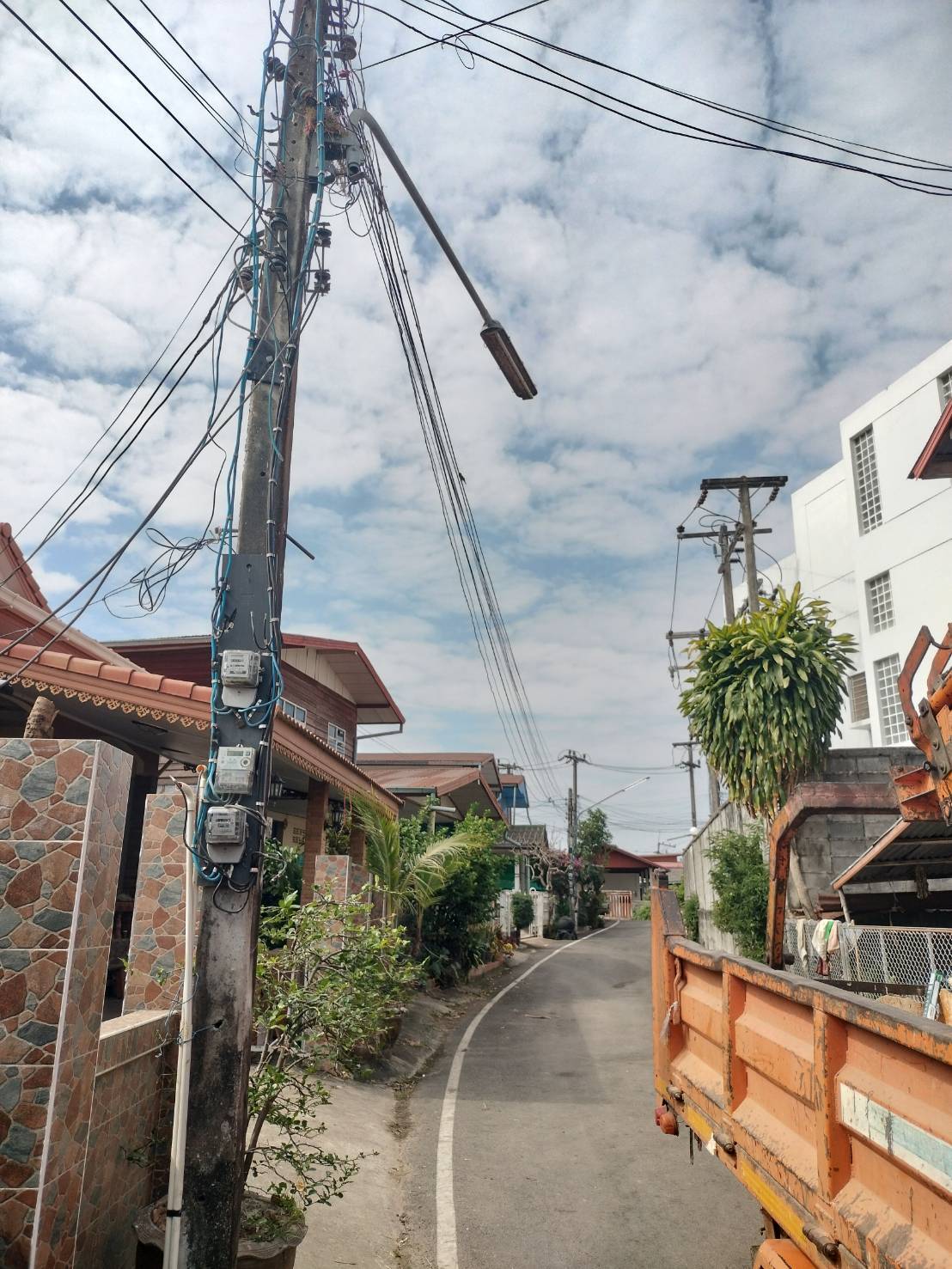 งานบริการประชาชน  กองช่าง เทศบาลตำบลเรณูนคร วันพุธที่ 21 มกราคม 2569   นางรัตนาภรณ์ คงพราหมณ์ นายกเทศมนตรีตำบลเรณูนคร มอบหมายให้เจ้าหน้าที่กองช่างเทศบาลตำบลเรณูนคร ดำเนินการซ่อมแซมไฟฟ้า ถนนสาธารณะในเขตเทศบาลตำบลเรณูนคร