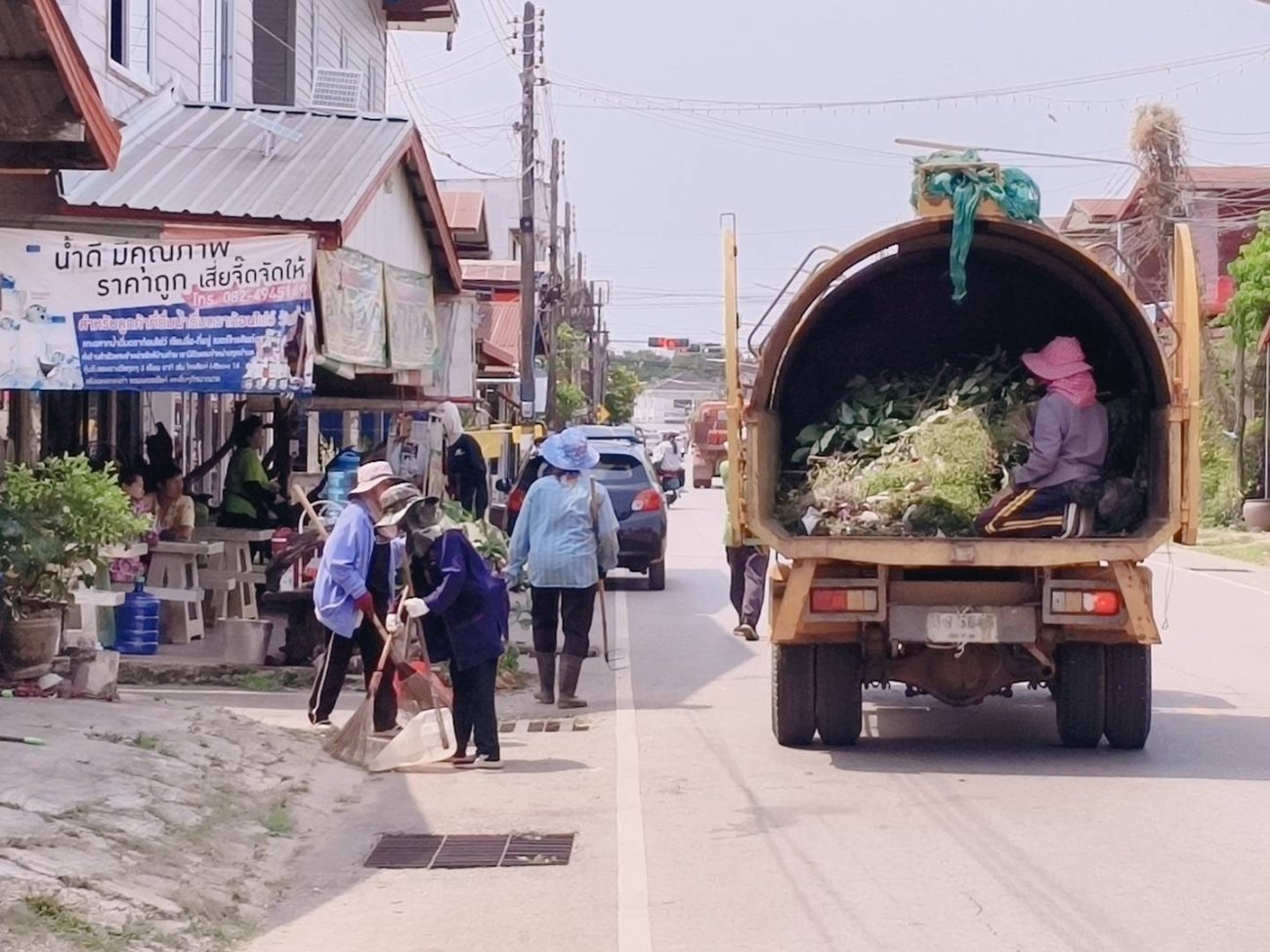 วันพุธที่ 4 มีนาคม 2569 นางรัตนาภรณ์ คงพราหมณ์ นายกเทศมนตรีตำบลเรณูนคร มอบหมายให้ นางหงษ์สุดา แก่นจันทร์ เลขานุการนายกเทศมนตรีตำบลเรณูนคร นายระพีพัฒน์ มหาโคตร พนักงานผู้สูงอายุทรงคุณวุฒิฯ สมาชิกภาเทศบาล พร้อมเพนักงานเทศบาลตำบลเรณูนคร ลงพื้นที่พัฒนาร่วมกับชุมชน หมู่ 2 ตำบลโพนทอง อำเภอเรณูนคร จังหวัดนครพนม ตามโครงการเรณูนครเมืองน่าอยู่ ประจำปี 2569