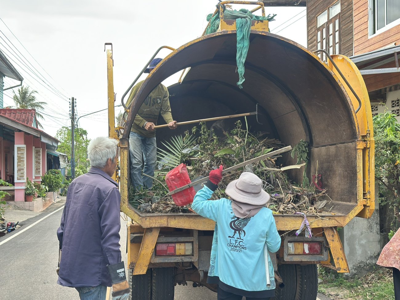 วันพฤหัสบดีที่ 5 มีนาคม 2569 นางรัตนาภรณ์ คงพราหมณ์ นายกเทศมนตรีตำบลเรณูนคร มอบหมายให้  นายระพีพัฒน์ มหาโคตร พนักงานผู้สูงอายุทรงคุณวุฒิฯ สมาชิกภาเทศบาล พร้อมเพนักงานเทศบาลตำบลเรณูนคร ลงพื้นที่พัฒนาร่วมกับชุมชน หมู่ 14 ตำบลเรณู อำเภอเรณูนคร จังหวัดนครพนม ตามโครงการเรณูนครเมืองน่าอยู่ ประจำปี 2569