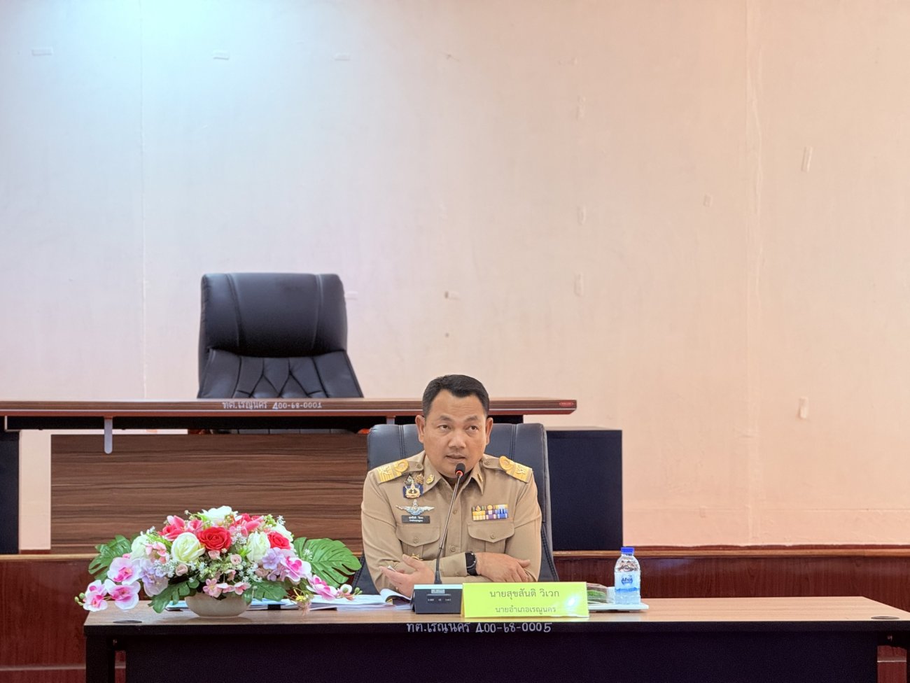 วันศุกร์ที่ 6 มีนาคม 2569 เวลา 13.30 น. นางรัตนาภรณ์ คงพราหมณ์ นายกเทศมนตรีตำบลเรณูนคร ว่าที่ร้อยเอกธนาวุฒิ ศรีอินทร์ รองปลัด รก.แทน ปลัดเทศบาล นายระพีพัฒน์ มหาโคตร พนักงานผู้สูงอายุทรงคุณวุฒิฯ เข้าร่วมประชุมหัวหน้าส่วนราชการ ประจำเดือน กุมภาพันธ์ 2569 ณ ห้องประชุมรัตนโกมลมงคลเขต ชั้น 3 สำนักงานเทศบาลตำบลเรณูนคร อำเภอเรณูนคร จังหวัดนครพนม