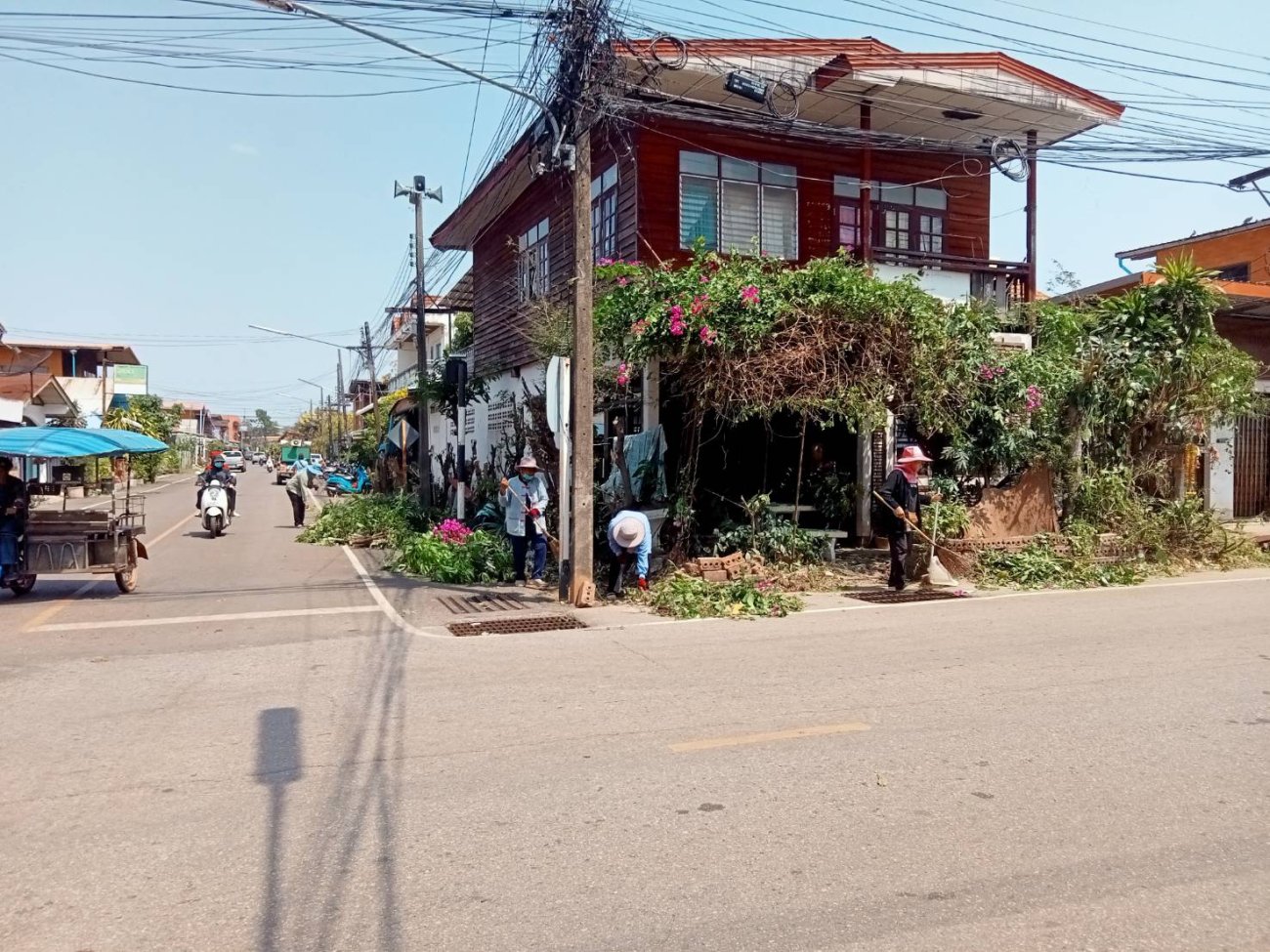 วันจันทร์ที่ 9 มีนาคม 2569 นางรัตนาภรณ์ คงพราหมณ์ นายกเทศมนตรีตำบลเรณูนคร มอบหมายให้  นางเยาวลักษณ์ เขจรฤทธิ์ ผอ.กองสาธารณสุขและสิ่งแวดล้อม นายศราวุธ เพ็งเภา หัวหน้าฝ่ายปกครอง  สมาชิกภาเทศบาล พร้อมเพนักงานเทศบาลตำบลเรณูนคร ลงพื้นที่พัฒนาร่วมกับชุมชน หมู่ 5 ตำบลเรณู อำเภอเรณูนคร จังหวัดนครพนม ตามโครงการเรณูนครเมืองน่าอยู่ ประจำปี 2569