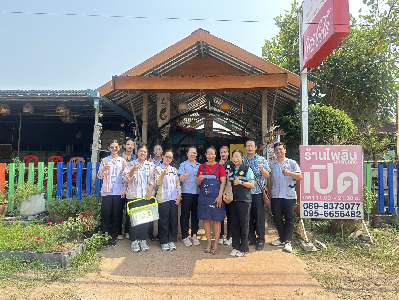 วันพฤหัสบดีที่ 9 เมษายน 2569 นางรัตนาภรณ์ คงพราหมณ์ นายกเทศมนตรีตำบลเรณูนคร มอบหมายให้ นางเยาวลักษณ์ เขจรฤทธิ์ ผอ.กองสาธารณสุขและสิ่งแวดล้อม พร้อมเจ้าหน้าที่เทศบาลตำบลเรณูนคร ร่วมกับโรงพยาบาลเรณูนคร ออกตรวจสถานประกอบการร้านจำหน่ายอาหารในเขตพื้นที่เทศบาล