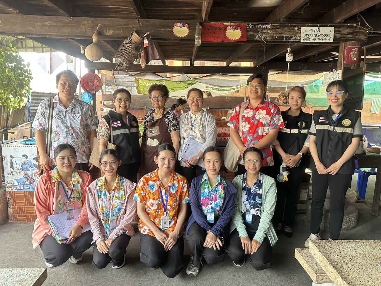 วันศุกร์ที่ 10 เมษายน 2569 นางรัตนาภรณ์ คงพราหมณ์ นายกเทศมนตรีตำบลเรณูนคร มอบหมายให้ นางเยาวลักษณ์ เขจรฤทธิ์ ผอ.กองสาธารณสุขและสิ่งแวดล้อม พร้อมเจ้าหน้าที่เทศบาลตำบลเรณูนคร ร่วมกับโรงพยาบาลเรณูนคร ออกตรวจสถานประกอบการร้านขนมจีน ด้านกายภาพและความเค็มของน้ำปลาร้า ในเขตพื้นที่เทศบาล