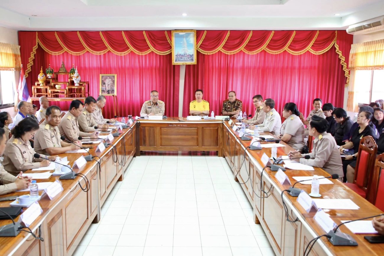 วันที่ 27 เมษายน 2569 เวลา 09.00 น. นางรัตนาภรณ์ คงพราหมณ์ นายกเทศมนตรีตำบลเรณูนคร นายระพีพัฒน์ มหาโคตร พนักงานผู้สูงอายุทรงคุณวุฒิ ร่วมประชุมเตรียมความพร้อมต้อนรับรัฐมนตรีว่าการกระทรวงวัฒนธรรม ลงพื้นที่อำเภอธาตุพนมและเรณูนคร มุ่งยกระดับทุนทางวัฒนธรรม โดยว่าที่พันตรี อดิศักดิ์ น้อยสุวรรณ ผู้ว่าราชการจังหวัดนครพนม เป็นประธานการประชุมเตรียมความพร้อมให้การต้อนรับรัฐมนตรีว่าการกระทรวงวัฒนธรรม และคณะฯ โดยมี นายแพทย์อลงกต มณีกาศ สมาชิกสภาผู้แทนราษฎร จังหวัดนครพนม เขต 3 ว่าที่ร้อยตรี รวยรุ่ง ใครบุตร รองผู้ว่าราชการจังหวัดนครพนม ปลัดจังหวัดนครพนม นายอำเภอธาตุพนม นายอำเภอเรณูนคร องค์กรปกครองส่วนท้องถิ่น และหน่วยงานที่เกี่ยวข้องเข้าร่วมประชุม ณ ห้องประชุมองค์การบริหารส่วนตำบลกุดฉิม ตำบลกุดฉิม อำเภอธาตุพนม จังหวัดนครพนม ทั้งนี้ นางสาวซาบีดา ไทยเศรษฐ์ รัฐมนตรีว่าการกระทรวงวัฒนธรรม พร้อมคณะฯ มีกำหนดเดินทางมาตรวจราชการในพื้นที่อำเภอธาตุพนม และอำเภอเรณูนคร ในวันศุกร์ที่ 1 พฤษภาคม 2569 เพื่อรับฟังปัญหา ความต้องการ และข้อเสนอแนะจากประชาชนในพื้นที่ อันจะนำไปสู่การกำหนดแนวทางพัฒนาและยกระดับคุณภาพชีวิตของประชาชน ตลอดจนการส่งเสริมและพัฒนาด้านศิลปวัฒนธรรมให้สอดคล้องกับบริบทของพื้นที่ ซึ่งในการลงพื้นที่ครั้งนี้ กำหนดจุดสำคัญ ได้แก่ องค์การบริหารส่วนตำบลกุดฉิม อำเภอธาตุพนม จังหวัดนครพนม โรงละครเมืองเว ณ วัดธาตุเรณู อำเภอเรณูนคร จังหวัดนครพนม และถนนสายวัฒนธรรมเมืองพนม และศูนย์โอทอปการผลิตกาละแมธาตุพนม ในการประชุมครั้งนี้ ได้มีการหารือแนวทางการเตรียมความพร้อมในด้านต่าง ๆ โดยเน้นการจัดกำหนดการต้อนรับที่เปิดโอกาสให้ประชาชนมีส่วนร่วมควบคู่กับการนำเสนอศักยภาพของพื้นที่ ทั้งแหล่งโบราณคดี การส่งเสริมการท่องเที่ยวเชิงวัฒนธรรม และการพัฒนาผลิตภัณฑ์ชุมชน อาทิ กะละแม และผ้าพื้นเมือง เพื่อให้การลงพื้นที่ครั้งนี้บรรลุวัตถุประสงค์สูงสุดในการยกระดับทุนทางวัฒนธรรม ของจังหวัดนครพนมให้เป็นที่รู้จัก พร้อมทั้งสร้างมูลค่าเพิ่มทางเศรษฐกิจและกระจายรายได้สู่ชุมชนอย่างยั่งยืน