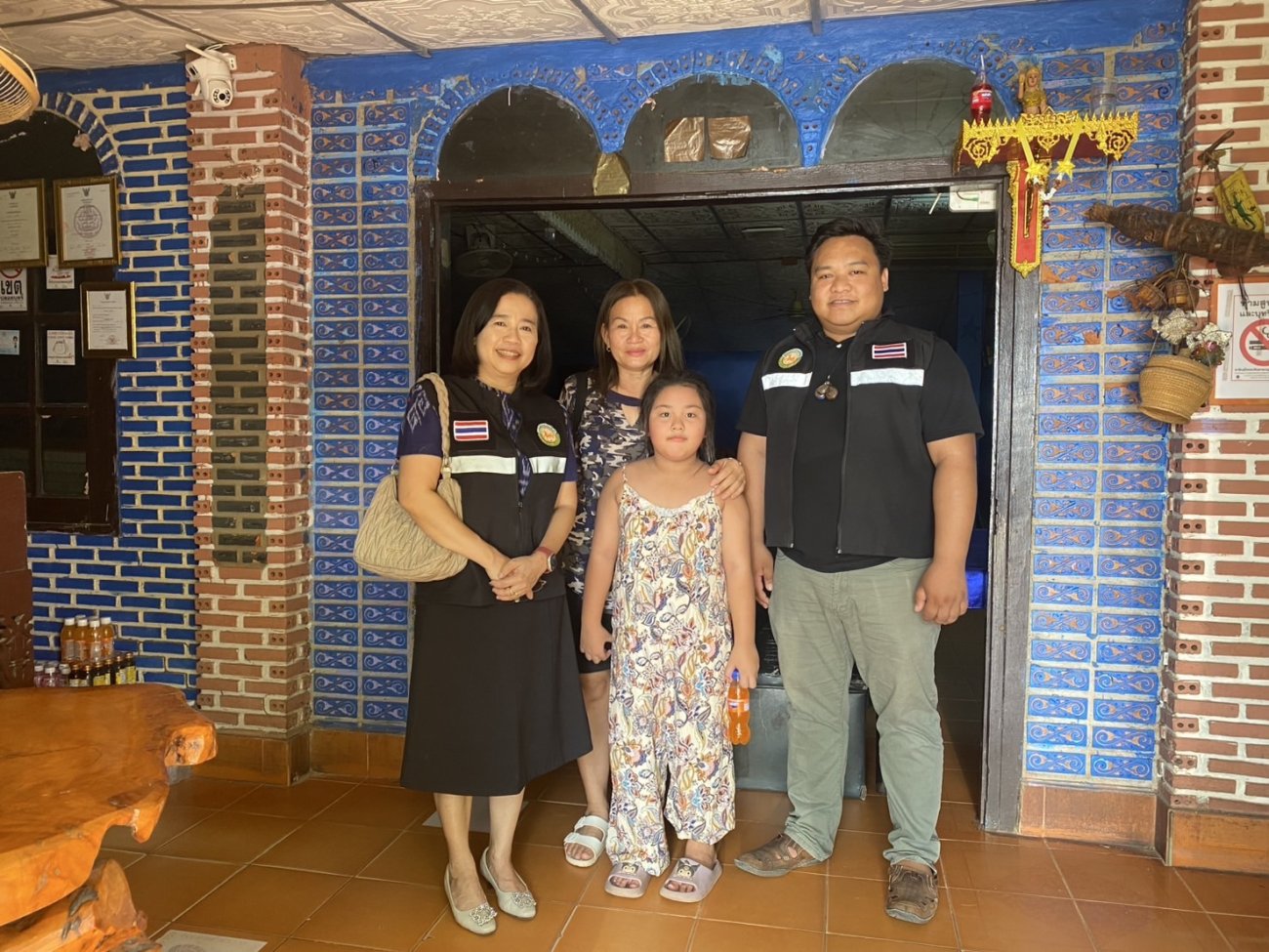 วันอังคารที่ 5 พฤษภาคม 2569 นางรัตนาภรณ์ คงพราหมณ์ นายกเทศมนตรีตำบลเรณูนคร มอบหมายให้ นางเยาวลักษ์ เขจรฤทธิ์ ผอ.กองสาธารณสุขและสิ่งแวดล้อม พร้อมเจ้าหน้าที่กองสาธารณสุขฯ พร้อมเจ้าหน้าที่กองสาธารณสุขฯ ลงพื้นที่ออกตรวจมาตรฐานสุขาภิบาลอาหาร สถานที่จำหน่ายอาหารและสถานประกอบการที่เป็นอันตรายต่อสุขภาพ ร้านอรัญญา เพื่อต่อใบอนุญาตประกอบกิจการ