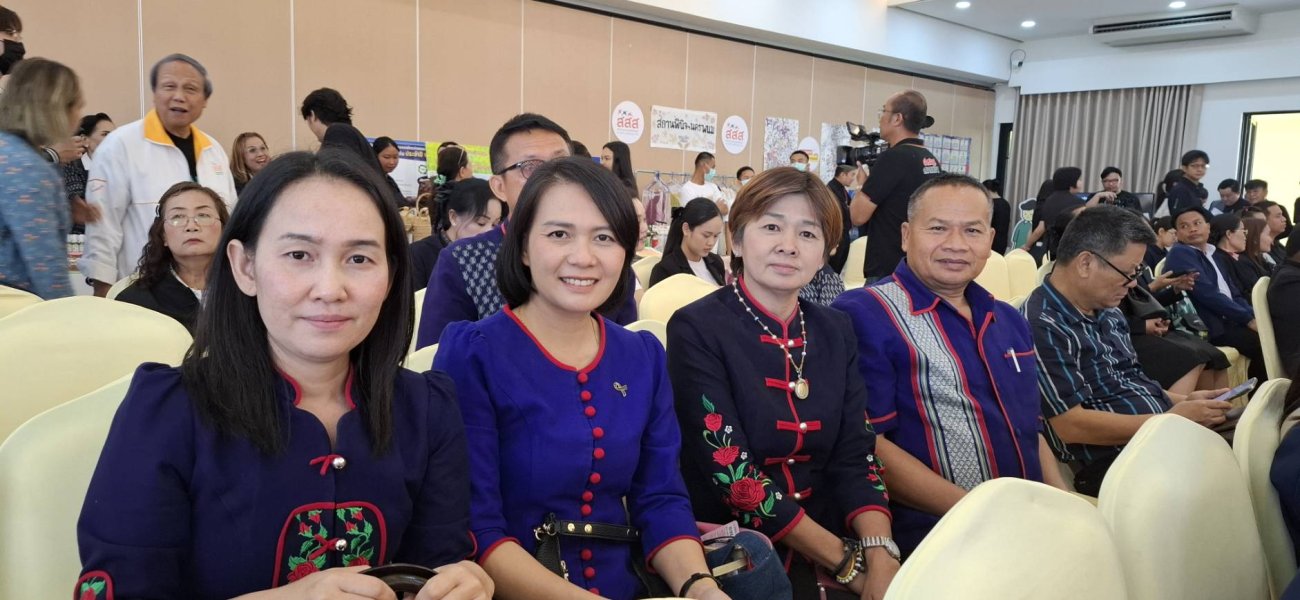 วันพฤหัสบดีที่ 28 พฤษภาคม 2569 นางรัตนาภรณ์ คงพราหมณ์ นายกเทศมนตรีตำบลเรณูนคร พร้อมนายระพีพัฒน์ มหาโคตร พนักงานผู้สูงอายุทรงคุณวุฒิฯ นายพิสดาร  ผลโยน ผอ.กองการศึกษา และพนักงานเทศบาล สังกัดกองการศึกษา เข้าร่วมกิจกรรม เวทีลงนามความร่วมมือสานพลังขับเคลื่อน เมืองแห่งความสุขและการเรียนรู้ จังหวัดนครพนม