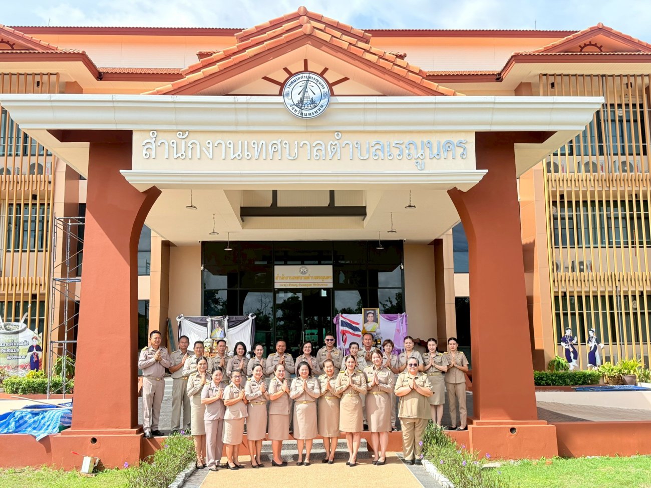 วันจันทร์ ที่ 15 มิถุนายน พ.ศ.2569  นางรัตบากรณ์ คงพราหมณ์ นายกเทศมนตรีตำบลเรณูนคร พร้อมด้วยคณะผู้บริหาร พนักงานเทศบาล และพนักงานจ้าง ร่วมกิจกรรมการประกาศเจตจำนงทางการเมืองใน การต่อด้านการกจริต การประกาศเจตนารมณ์ NO GIFT POLICY และขับเคลื่อนการป้องกันการทุจริต ประจำปีงบประมาณ พ.ศ.2569 เพื่อให้การดำเนินการของหน่วยงานภาครัฐ และเป็นแนวปฏิบัติในการแก้ไข ปรับปรง และพัฒนากาการปฏิบัติราชการให้มีคุณธรรมและความโปร่งใสมากยิ่งขึ้น ณ ลานหน้าสำนักงานเทศบาลตำบลเรณูนคร อำเภอเรณูนคร จังหวัดนครพนม เทศบาลตำบลเรณูนคร มุ่งมั่นส่งเสริมวัฒนธรรรรมองค์กรที่มีคุณธรรมและความโปร่งใส จึงได้ประกาศนโยบายอย่างเป็นทางการในการ "งดรับ งดให้ ของขวัญ รวมถึงประโยชน์อื่นใด"จากการปฏิบัติหน้าที่ เพื่อเป็นการป้องกันการทุจจริตและประพฤติมิชอบทุกรูปแบบ และเสริมสร้างวัฒนธรรมต่างๆ อย่างโปร่งใสให้เป็นที่เชื่อมั่นของประชาชน No Gift Policy เทศบาลตำบลเรณูนคร งดรับ งดให้ ของขวัญ ขอประกาศตนเป็นหน่วยงาน ที่คณะผู้บริหารและเจ้าหน้าที่รัฐ "ไม่รับ"ของขวัญและของกำนัลทุกชนิด จากการปฏิบัติหน้าที่ทุกเทศกาล