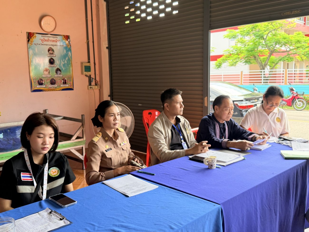 วันอังคารที่ 16 มิถุนายน 2569 เวลา 09.30 น. นางรัตนาภรณ์ คงพราหมณ์ นายกเทศมนตรีตำบลเรณูนคร มอบหมายให้ ว่าที่ร้อยเอก ธนาวุฒิ ศรีอินทร์ รองปลัดเทศบาล รักษาราชการแทน ปลัดเทศบาล พร้อมด้วย นายศรายุทธ เพ็งเภา หัวหน้าฝ่ายปกครอง นางทักษิณา คงพราหมณ์ นักวิชาการสาธารณสุข นางสาวลลิตยา นานอก นักพัฒนาชุมชนปฏิบัติการ นางสาวกมลเนตร แพนสิงห์ พนักงานจ้างเหมาบริการ และสิบเอก วัฒนพงษ์ เขียวโป พนักงานจ้างเหมาบริการ ร่วมประชุมคณะกรรมการชุมชนภูไทก้าวหน้า หมู่ที่ 9 ตำบลโพนทอง ประจำเดือนมิถุนายน 2569 ครั้งที่ 9/2569 และลงพื้นที่ขับเคลื่อนนโยบายสำคัญของรัฐ ลงทะเบียนรับสิทธิ์ให้กับผู้ตกสำรวจการได้รับสิทธิสวัสดิการแห่งรัฐ ประจำปี 2569 (กรณีไม่มีรายชื่อในบัญชีรายชื่อ ซึ่งเป็นผู้ประสบปัญหาด้านรายได้และการดำรงชีพ หรือแจ้งว่าเป็นผู้มีรายได้น้อย สมควรได้รับสิทธิบัตรสวัสดิการแห่งรัฐ ปี 2569) ณ ศาลาเอนกประสงค์ หมู่ที่ 9 ตำบลโพนทอง อำเภอเรณูนคร จังหวัดนครพนม