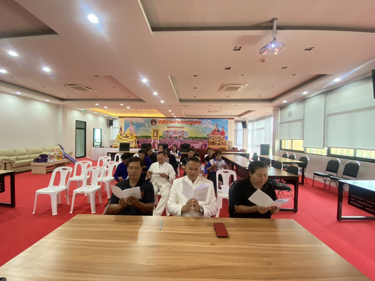 วันที่ 28 กรกฎาคม 2569  นางรัตนาภรณ์ คงพราหมณ์ นายกเทศมนตรีตำบลเรณูนคร คณะผู้บริหาร สภาเทศบาล พนักงานและลูกจ้าง เทศบาลตำบลเรณูนคร ร่วมพิธีถวายเครื่องราชสักการะและวางพานพุ่ม และพิธีจุดเทียนถวายพระพรชัยมงคล เนื่องในโอกาส วันเฉลิมพระชนมพรรษา 28 กรกฎาคม 2568  พระบาทสมเด็จพระปรเมนทรรามาธิบดีศรีสินทรมหาวชิราลงกรณ พระวชิรเกล้าเจ้าอยู่หัว ณ หอประชุมที่ว่าการอำเภอเรณูนคร อำเภอเรณูนคร จังหวัดนครพนม