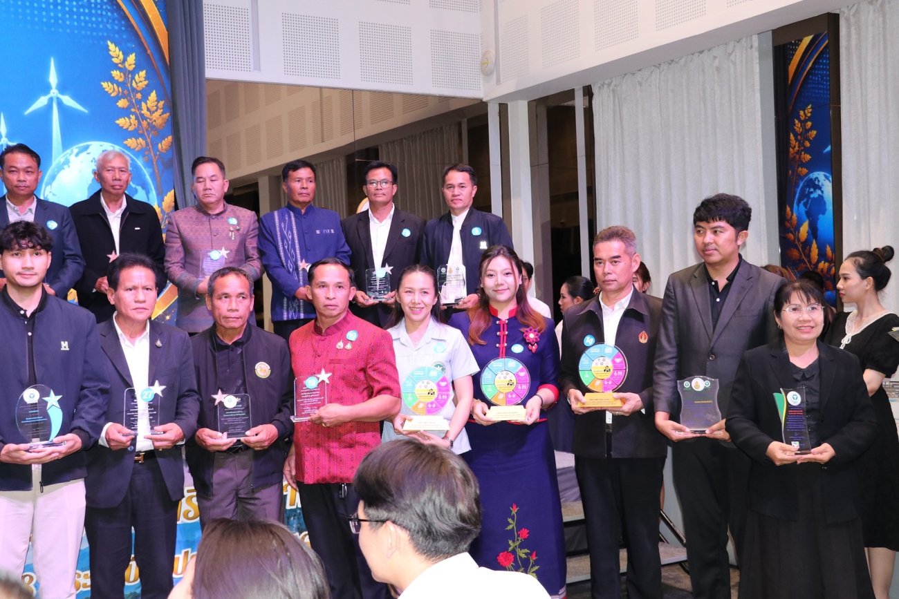 วันพุธที่ 26 สิงหาคม 2569 นางรัตนาภรณ์ คงพรามหณ์ นายกเทศมนตรีตำบลเรณูนคร มอบหมายให้ นางสาวลลิตยา นานอก นักพัฒนาชุมชนปฏิบัติการ ร่วมประชุมและรับโล่รางวัลชุมชนที่เป็นมิตรกับผู้สูงอายุและคนพิการ (Age-Friendly Communities : AFC) ในงานมหกรรมวิชาการและนวัตกรรมการส่งเสริมสุขภาพและอนามัยสิ่งแวดล้อม เขตสุขภาพที่ 8 ประจำปีงบประมาณ 2569  โดยได้รับเกียรติจาก แพทย์หญิงอัมพร เบญจพลพิทักษ์ อธิบดีกรมอนามัย เป็นประธานในพิธีเปิด ณ โรงแรมเวลาดี อำเภอเมือง จังหวัดอุดรธานี