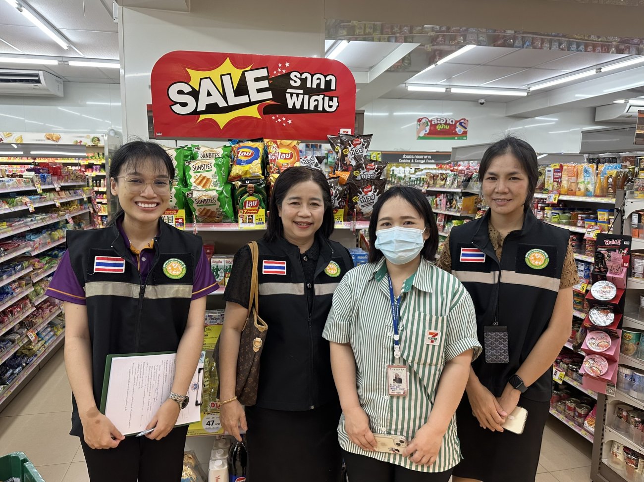 วันศุกร์ที่ 28 สิงหาคม 2569 นางรัตนาภรณ์ คงพราหมณ์ นายกเทศมนตรีตำบลเรณูนคร มอบหมายให้ นางเยาวลักษณ์ เขจรฤทธิ์ ผอ.กองสาธารณสุขและสิ่งแวดล้อม นางทักษิณา คงพราหมณ์ นักวิชาการสาธารณสุขปฏิบัติการ พร้อมเจ้าหน้าที่กองสาธารณสุขฯ ออกตรวจมาตรฐานสุขาภิบาลอาหาร ร้านเซเว่น อีเลฟเว่น (7-Eleven) สาขา ปตท.เรณูนคร และสาขาเรณูนคร เพื่อประกอบการต่อใบอนุญาตประกอบกิจการ