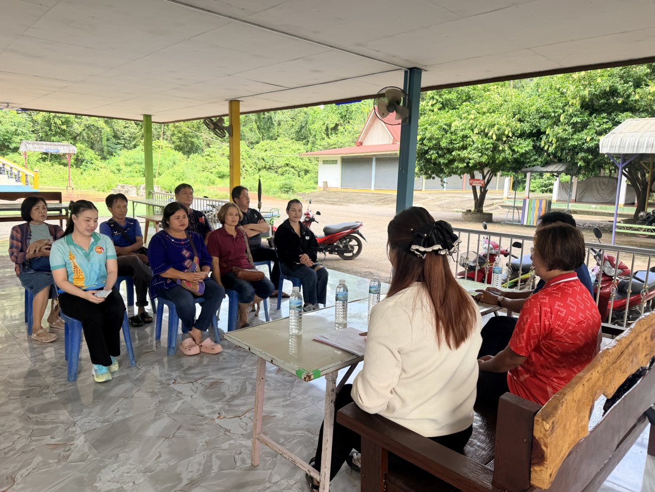 วันพฤหัสบดีที่ 3 กรกฎาคม 2569 เวลา 10.00 น. นางรัตนาภรณ์ คงพราหมณ์ นายกเทศมนตรีตำบลเรณูนคร มอบหมายให้ นางสาวลลิตยา นานอก นักพัดฒนาชุมชนปฏิบัติการ พร้อมด้วย นางสาววรรณวิภา ศิริมูล เจ้าพนักงานธุรการชำนาญงาน ร่วมประชุมคณะกรรมการชุมชนวัดป่าศิวิลัย หมูที่ 5 ตำบลเรณู ประจำเดือนกันยายน 2569 ครั้งที่ 12/2569 ณ ศาลาวัดป่าศิวิลัย อำเภอเรณูนคร จังหวัดนครพนม